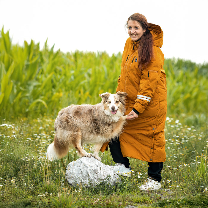 KeepDry Dog Walker Mantel | Mustard | Dorthea