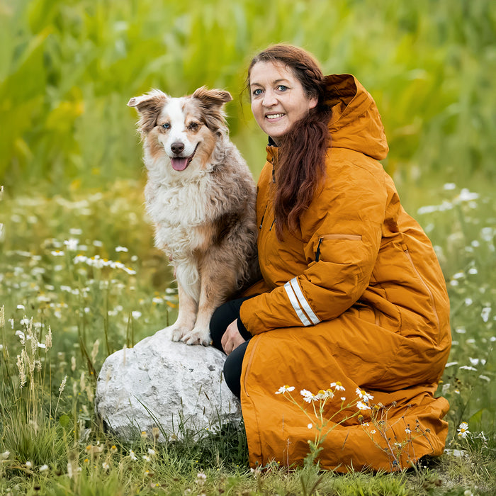 KeepDry Dog Walker Mantel | Mustard | Dorthea